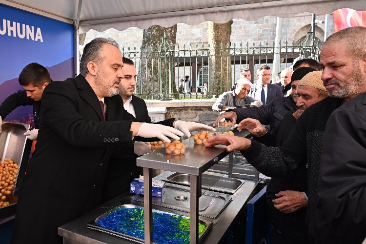 Bursa’da Cuma namazı öncesinde eller şehitlerimiz için semaya kalkarken, Bursa