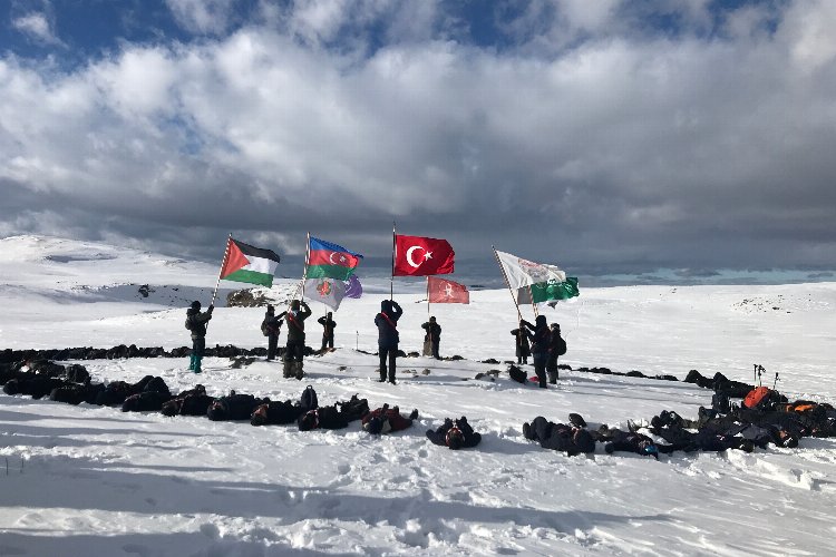 Erzurum’da bir araya gelen izciler, ilk olarak Erzurum’un simgelerinden Yakutiye