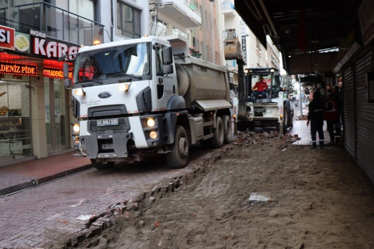 İzmit Belediyesi bir sokağı daha modern görünüme kavuşturmak adına kolları