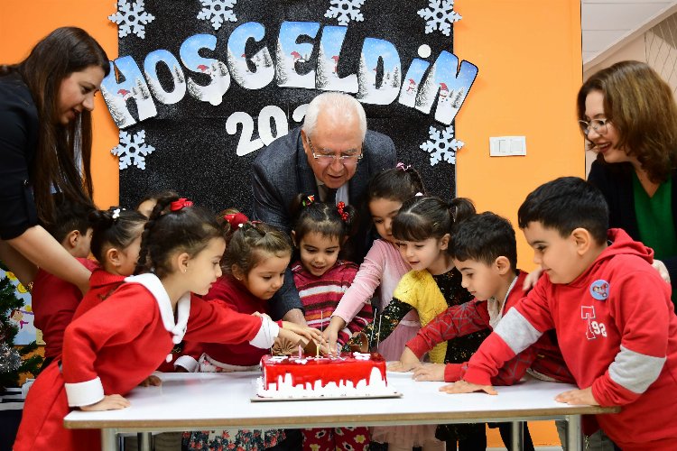 İzmir’de Karabağlar Belediye Başkanı Muhittin Selvitopu, Özgür Çocuk Evi’nde eğitim