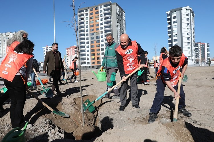 Kayseri Kocasinan Belediye Başkanı Ahmet Çolakbayrakdar, TEMA Vakfı Gönüllüleriyle birlikte