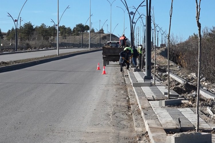 Malatya Büyükşehir Belediyesi, Kuzey Kuşak Yolu’nun kaldırımlarında ve orta refüjlerinde