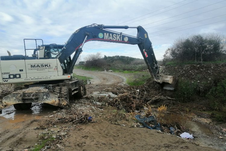 Yağışlı havalarda taşkın riskine karşı erken önlem almaya devam eden