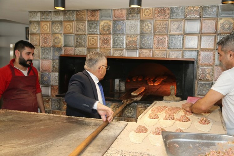 Kayseri Büyükşehir Belediye Başkanı Dr. Memduh Büyükkılıç, Hunat’ta esnaf ziyareti