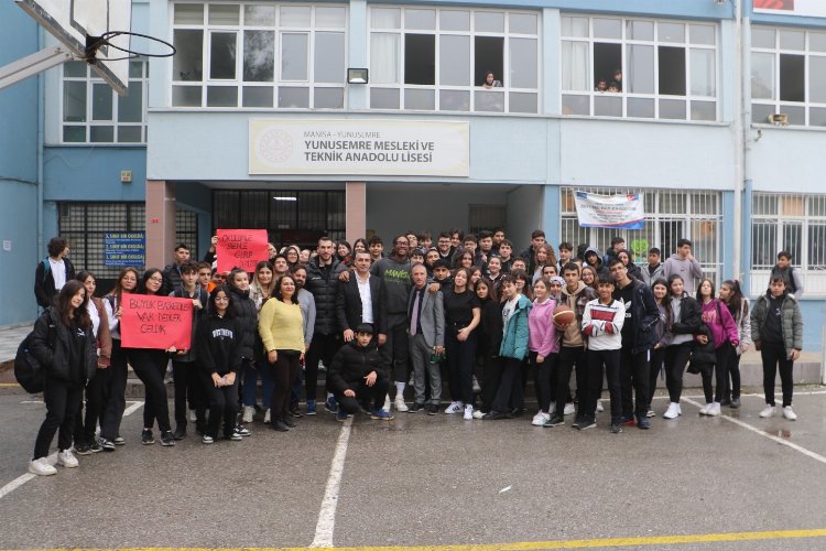 Manisa Büyükşehir Belediyespor Kulübü Basketbol Takımı oyuncuları Emanuel Terry ve