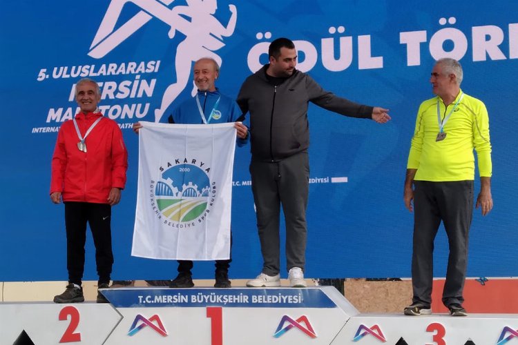 Sakarya Büyükşehir Belediyesi atletizm sporcusu Ali Turan, başarılarına bir yenisini