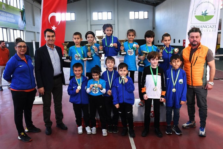 Bursa’da Osmangazi Belediyesi’nin düzenlediği tenis turnuvasına katılan minik tenisçiler birinci