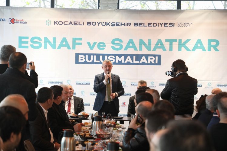 Kocaeli Büyükşehir Belediye Başkanı Tahir Büyükakın, Gölcük’te düzenlenen toplantıda esnaf