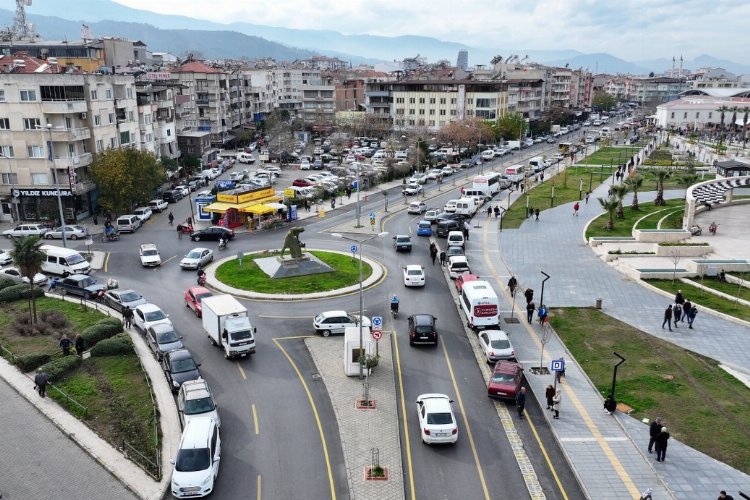 Manisa Büyükşehir Belediyesi tarafından Salihli ilçe merkezinde yürütülen sıcak asfalt