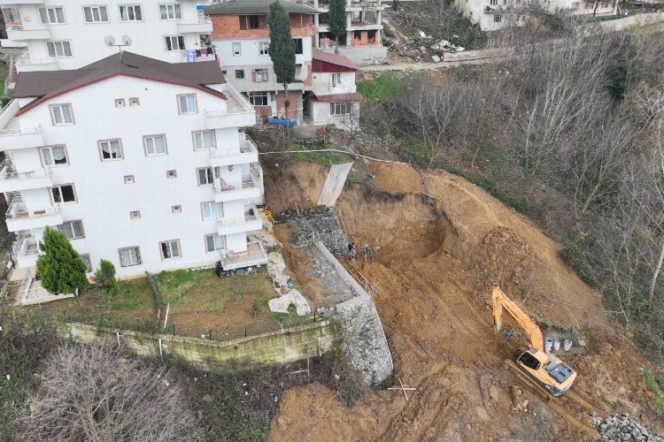 Gölcük Yeni Mahalle’de temel hafriyat kazısı sırasında toprak kayması meydana