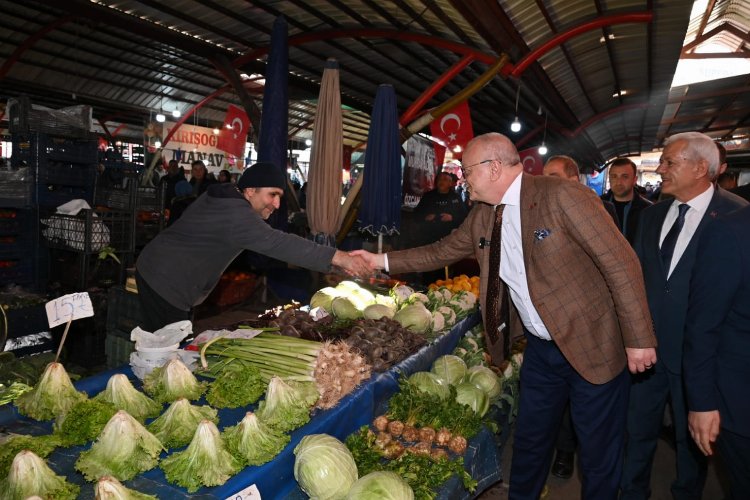 Manisa Alaşehir’de, pazaryerinde esnaf ve vatandaşlarla buluşan Manisa Büyükşehir Belediye