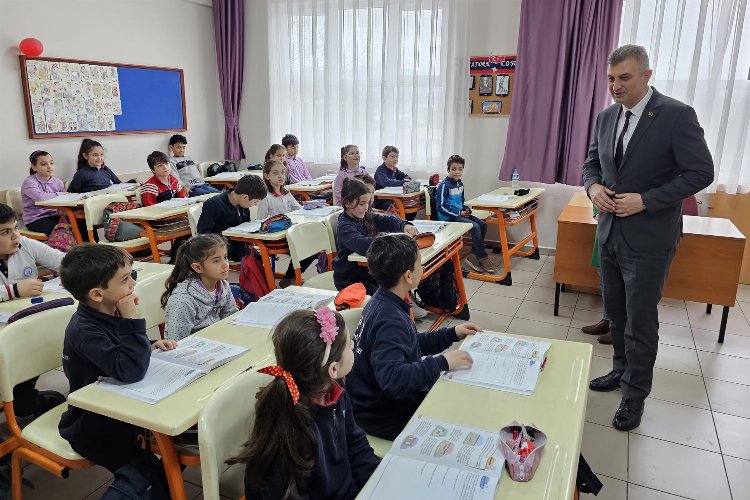 Kocaeli’de Gölcük Belediye Başkanı Ali Yıldırım Sezer, Piri Reis İlkokulu