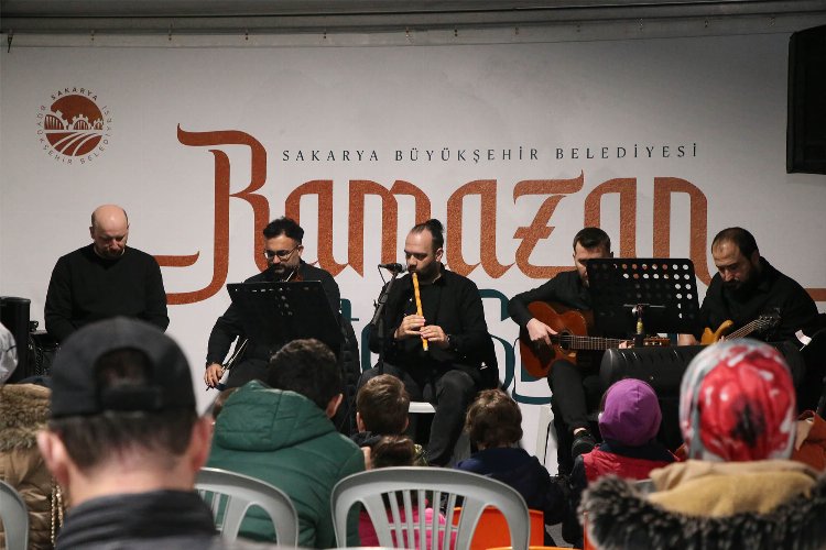 Sakarya Büyükşehir Belediyesi’nin Ramazan’ın huzurunu yaşattığı Ramazan Sokağı’nda son akşam