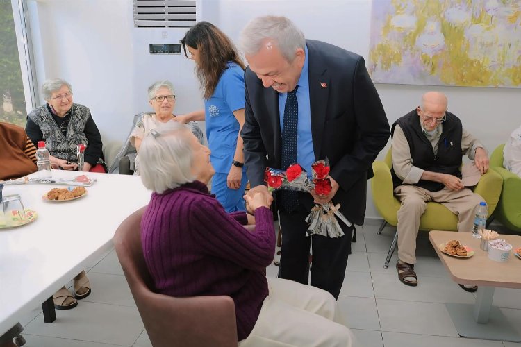 Anneler Günü öncesi Nilüfer Belediyesi İnci ve Taner Altınmakas Huzurevi’ni