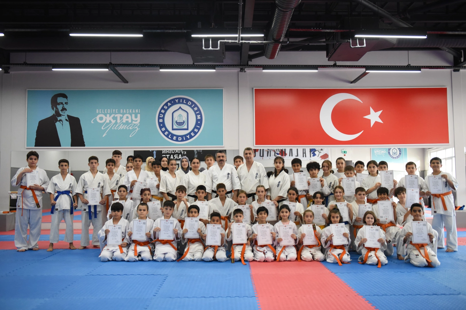 Yıldırım Belediyesi’nin karate kurslarında eğitim gören 70 sporcu düzenlenen sınav