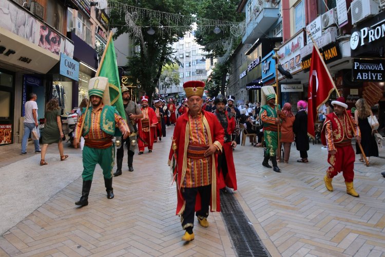 Mehter Takımı’nın coşkulu marşlarına eşlik eden İzmitliler telefonlarıyla canlı yayınlar