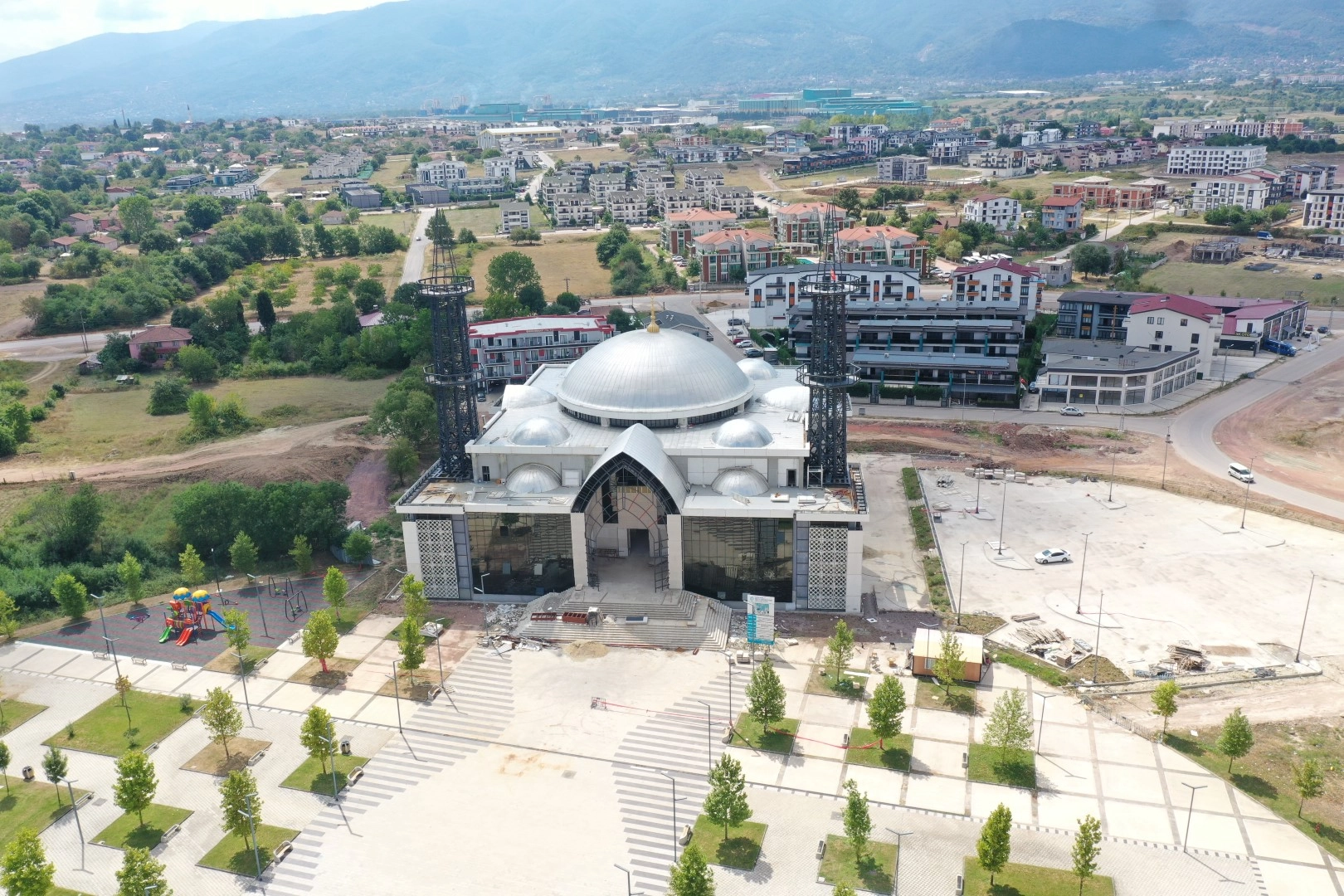 Kocaeli Büyükşehir Belediyesi’nce yaptırılan Kartepe Kent Meydanı Camii’nde çalışmalar devam