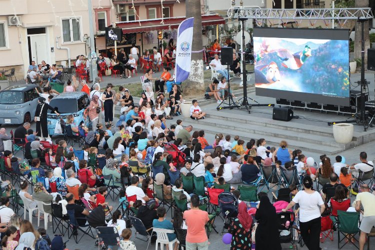 Bursa’da Mudanya Belediyesi’nin desteğiyle çocuklar dev ekranda sinema etkinliğinde buluştu.