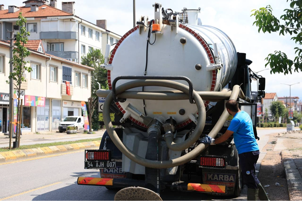 SASKİ ekipleri kuvvetli sağanak yağışın etkili olduğu saatlerde 125 kişilik