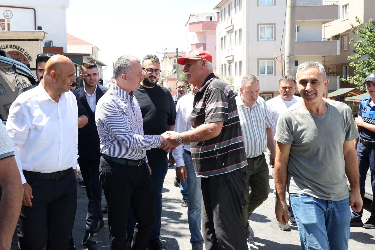 Kocaeli Çayırova’da esnaf ve vatandaşlarla buluşan Başkan Büyükakın, kendisine iletilen