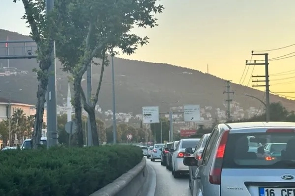 Bursa, hafta sonu tatilinde de trafik çilesinden kaçamıyor. Pazar günü,