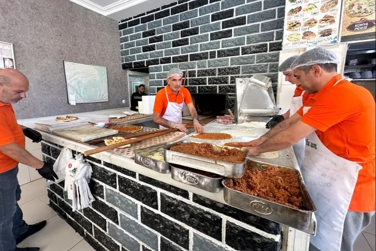 Bursa’da 32 senedir hizmet veren kebapçı, menüsünde bulunan kebap çeşitleri,