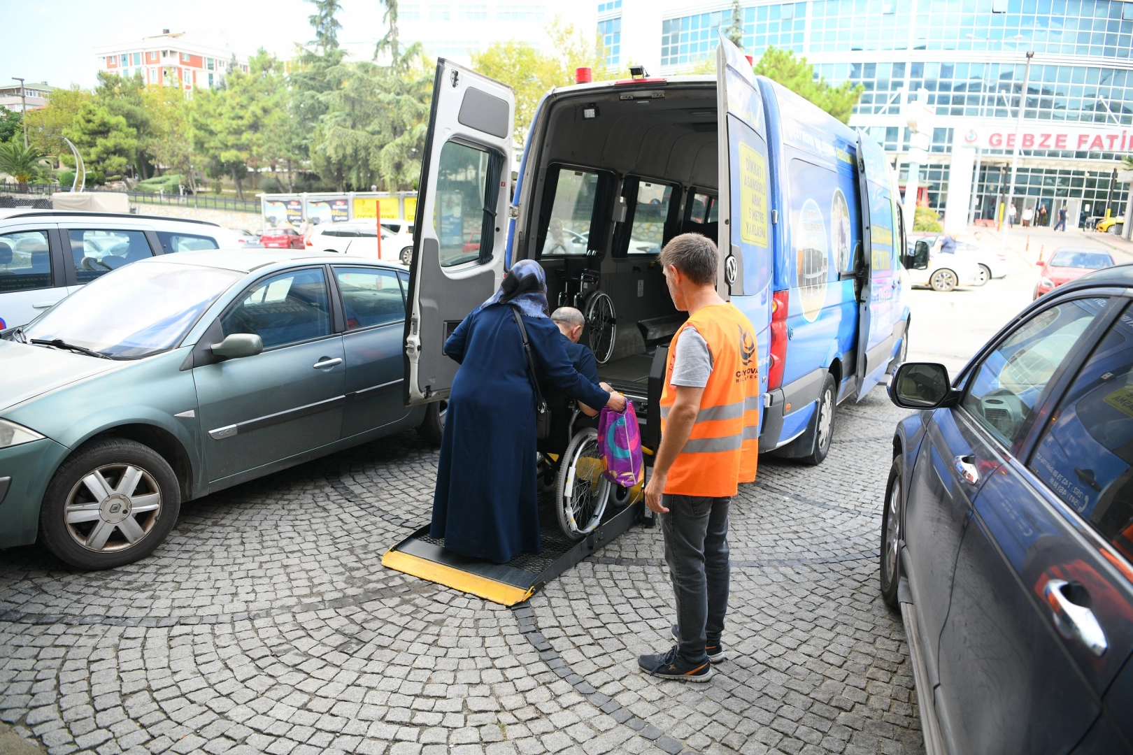 Çayırova Belediyesi Sosyal Yardım İşleri Müdürlüğü ekipleri, ulaşım zorluğu yaşayan