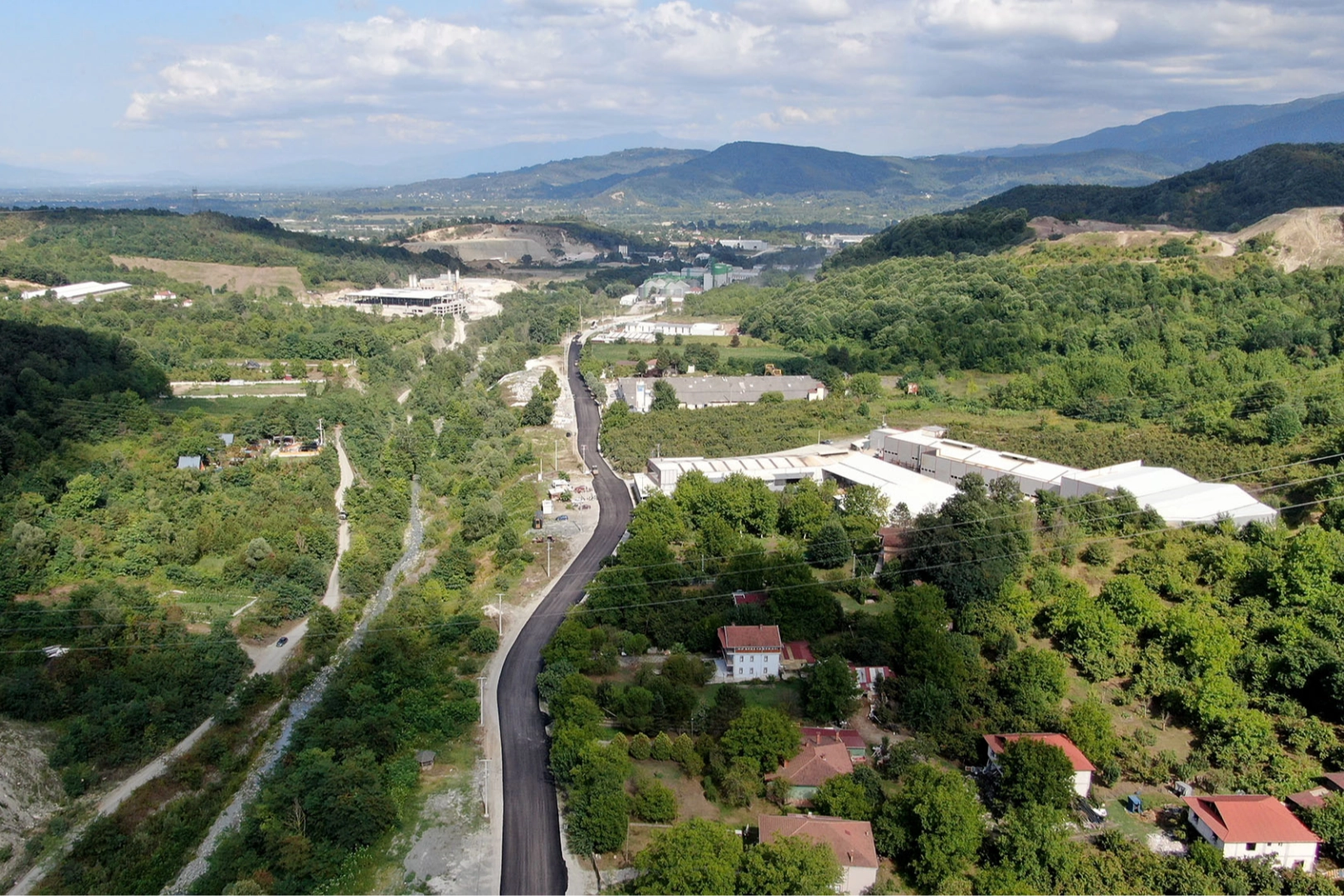 Sakarya Büyükşehir Belediyesi’nin şehrin dört bir yanında sürdürdüğü asfalt çalışmaları