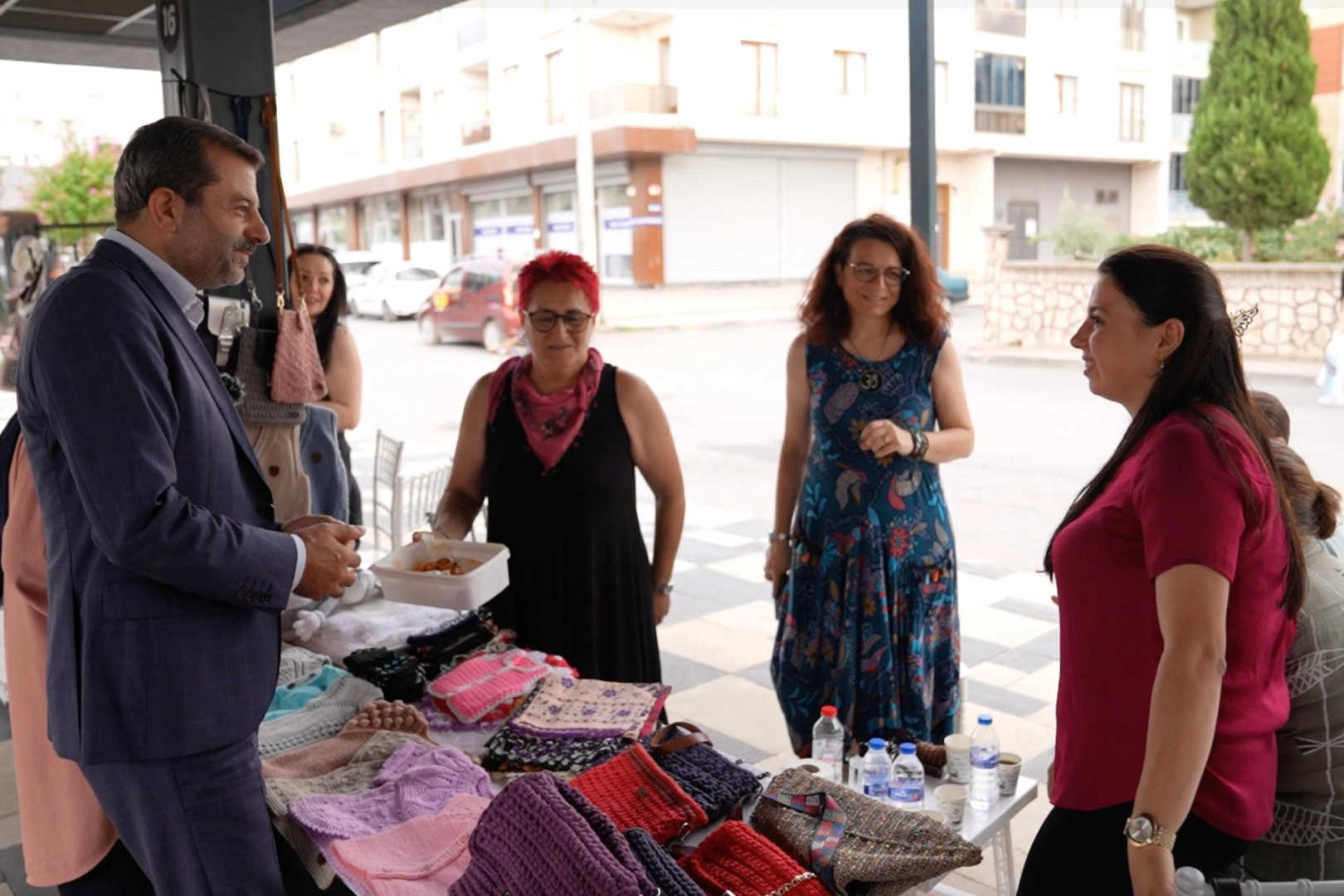 Gürsulu ev hanımları, aldıkları eğitimler ve el becerileriyle oluşturdukları ürünleri,