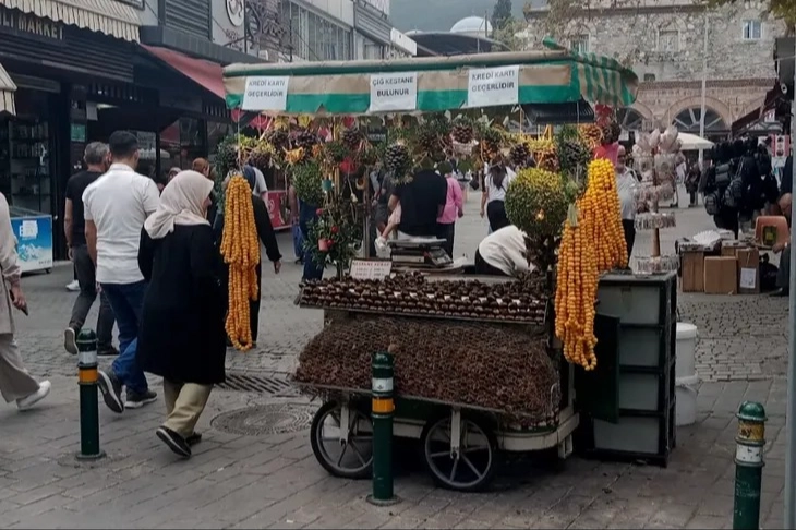 Bursa’nın köklü sokak lezzetlerinden biri olan kestane kebabı, şehirdeki cadde