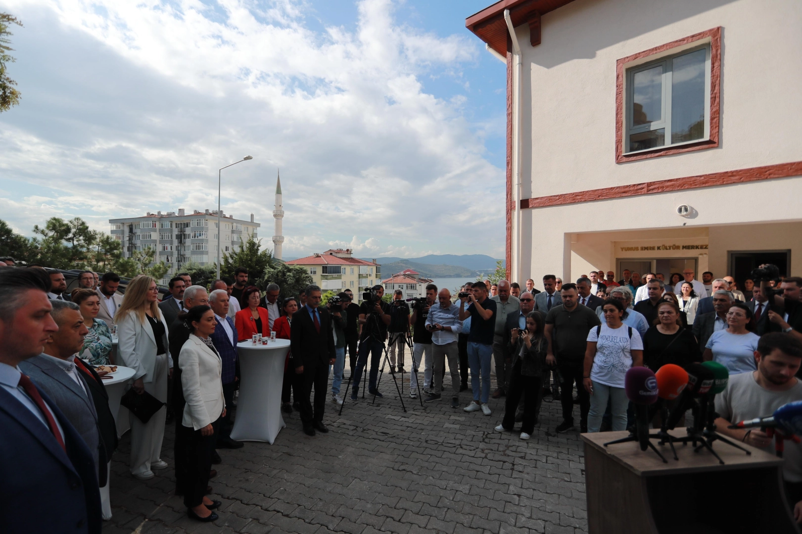 Açılışa Gemlik Belediye Başkanı Şükrü Deviren’in yanı sıra önceki dönem