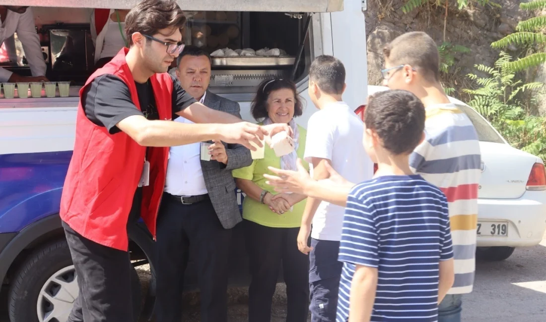 İzmit Belediyesi, her hafta Cuma namazı sonrası sürdürdüğü cami ziyaretlerine