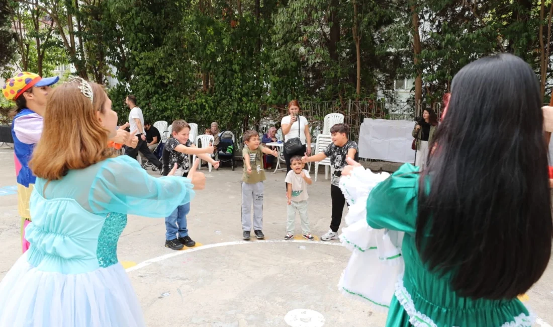 İzmit Belediyesi tarafından gerçekleştirilen Kapanca Sokak Festivaline katılan minikler Çocuk