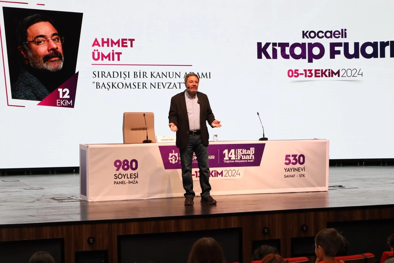 14. Kocaeli Kitap Fuarında yazarlar İlkay Buharalı, Ahmet Ümit, Saniye