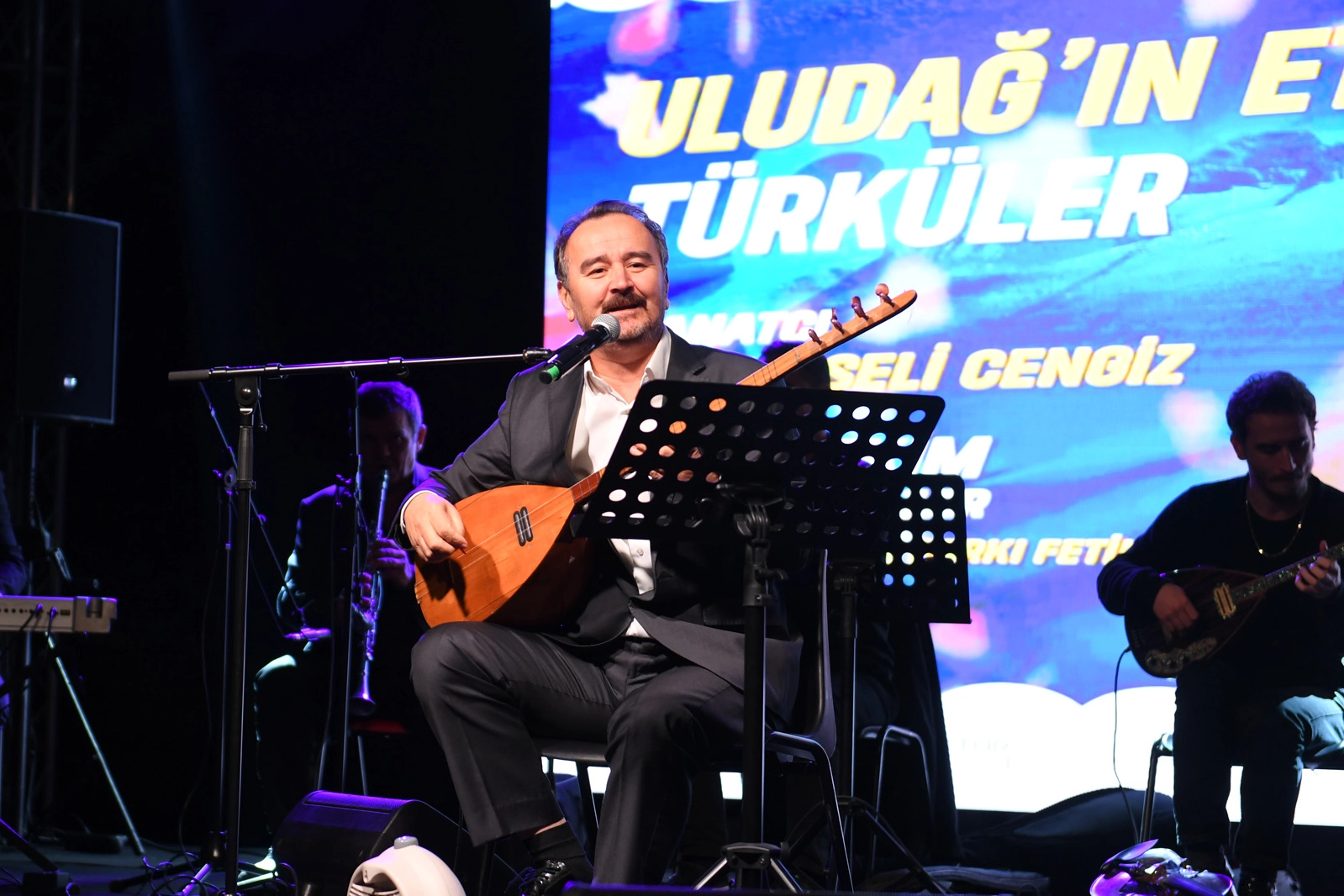 Bursa’da Osmangazi Belediyesi tarafından düzenlenen Uludağ’ın Eteğinden Türküler konserinde sahne