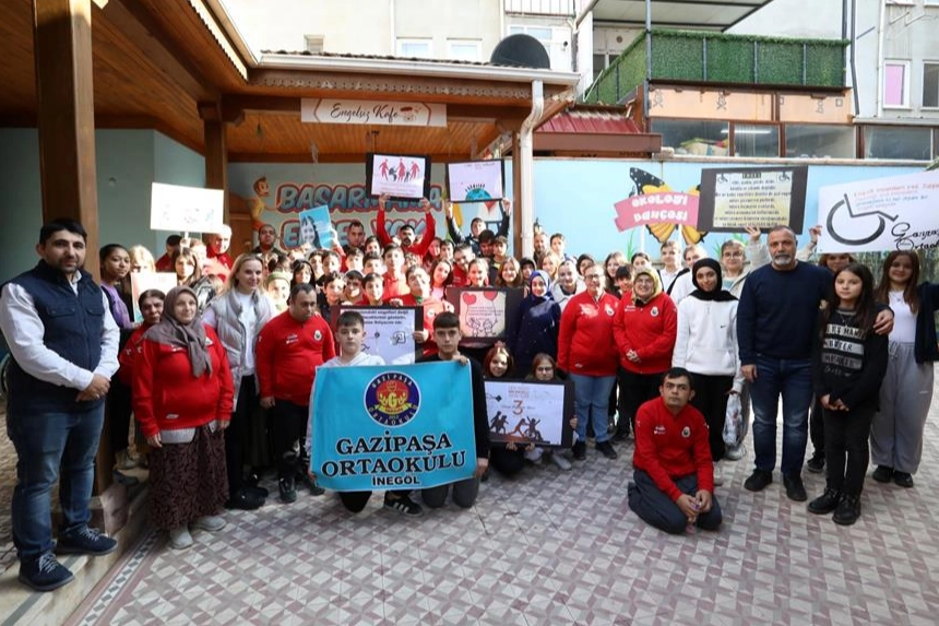 Bursa İnegöl’de Gazipaşa Ortaokulu öğrencileri, 3 Aralık Dünya Engelliler Gününü