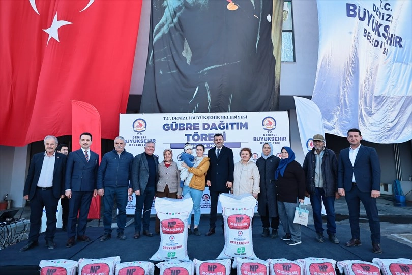 Denizli Büyükşehir Belediyesi’nin gübre desteği dağıtımları başladı. Honaz ilçesinde üreticilerle