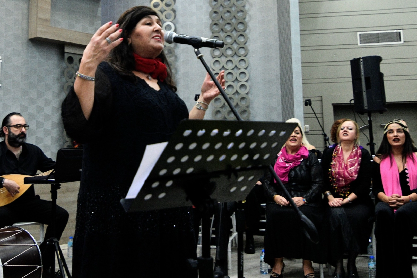 İzmir Bornova Belediyesi’nin ev sahipliğinde İzmir Barosu Türk Halk Müziği