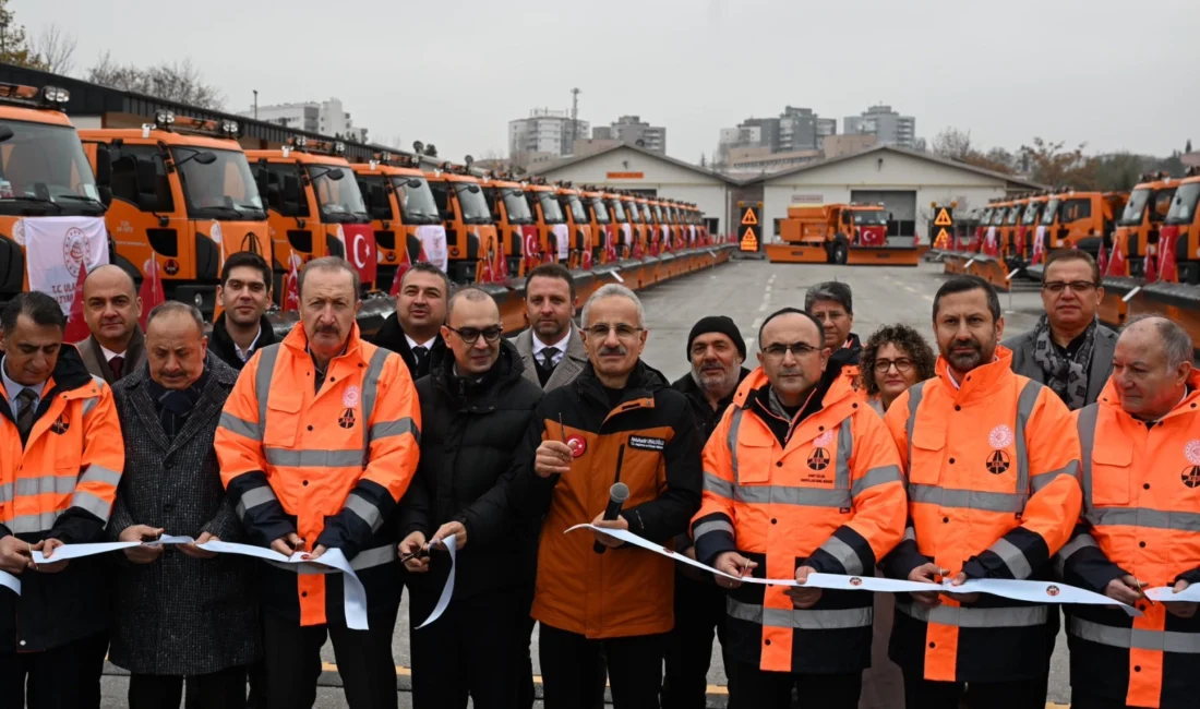 Ulaştırma ve Altyapı Bakanı Abdulkadir Uraloğlu, karla mücadele çalışmalarının 452