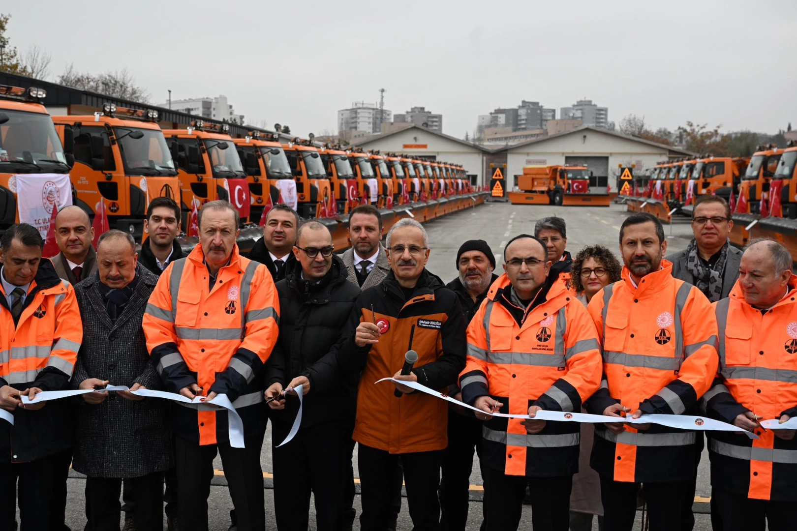 Ulaştırma ve Altyapı Bakanı Abdulkadir Uraloğlu, karla mücadele çalışmalarının 452