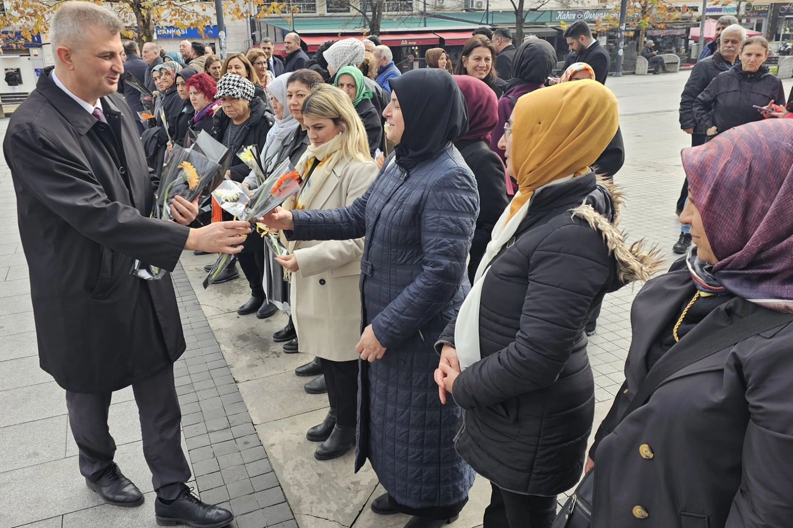 Kocaeli Gölcük Anıtpark’ta düzenlenen tören ile 5 Aralık Dünya Kadın