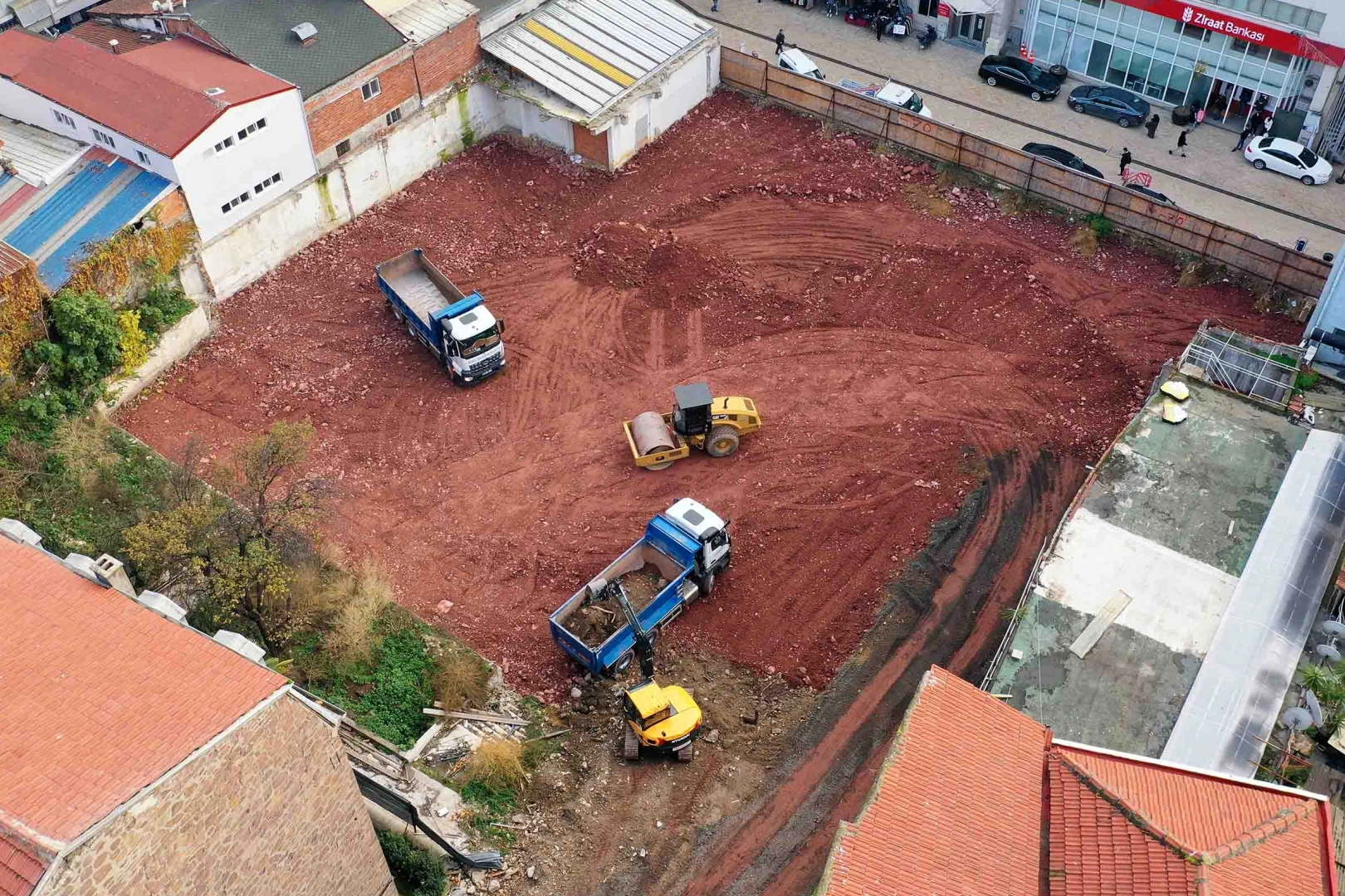 Kocaeli Büyükşehir, İzmit’te yıkılan vergi dairesinden boşalan Sörler Okulu’nun önündeki