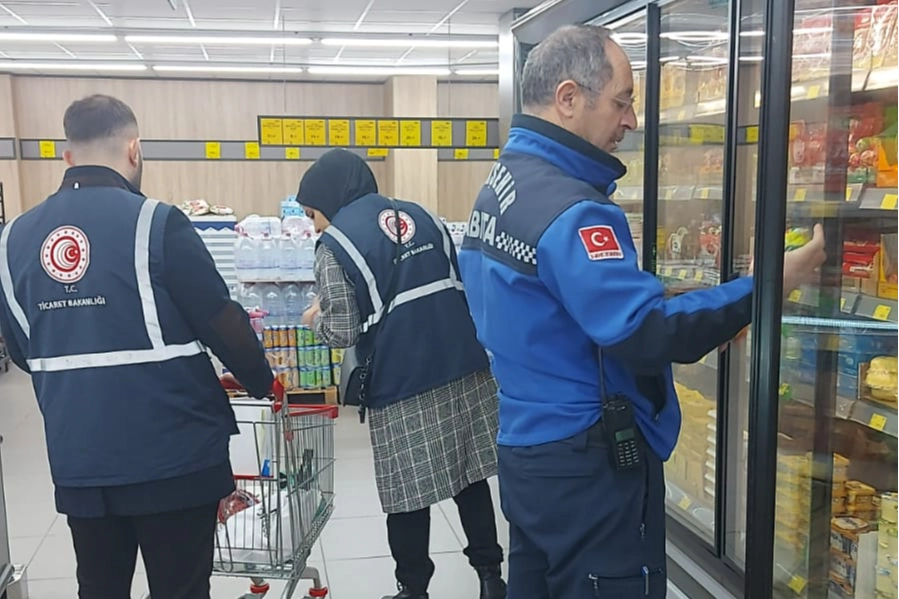 Kocaeli Büyükşehir Belediyesi Zabıta Dairesi Başkanlığı ekipleri, halkın sağlığını korumak