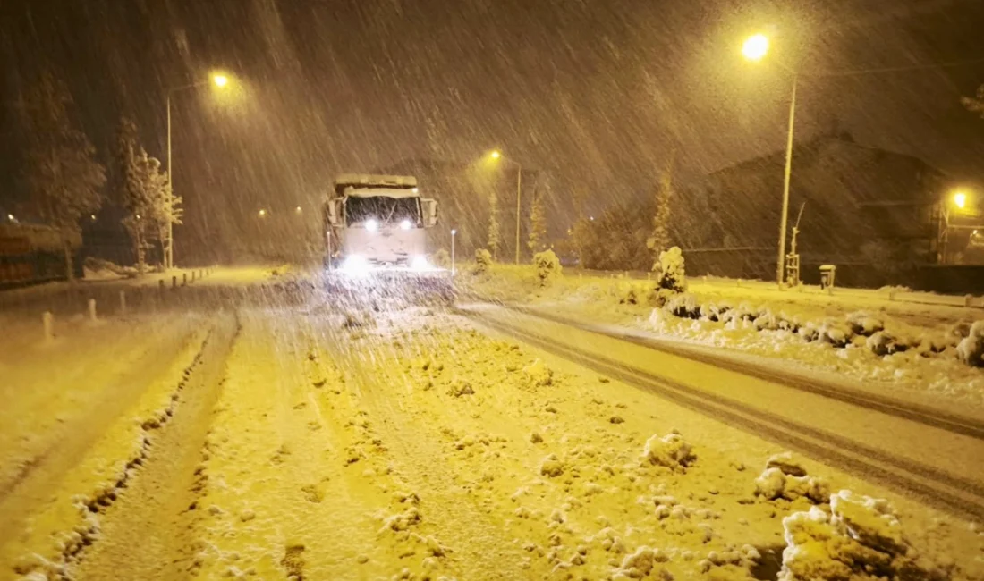 Van’da ansızın bastıran kar yağışı hayatı olumsuz etkilerken, Van Valiliği;