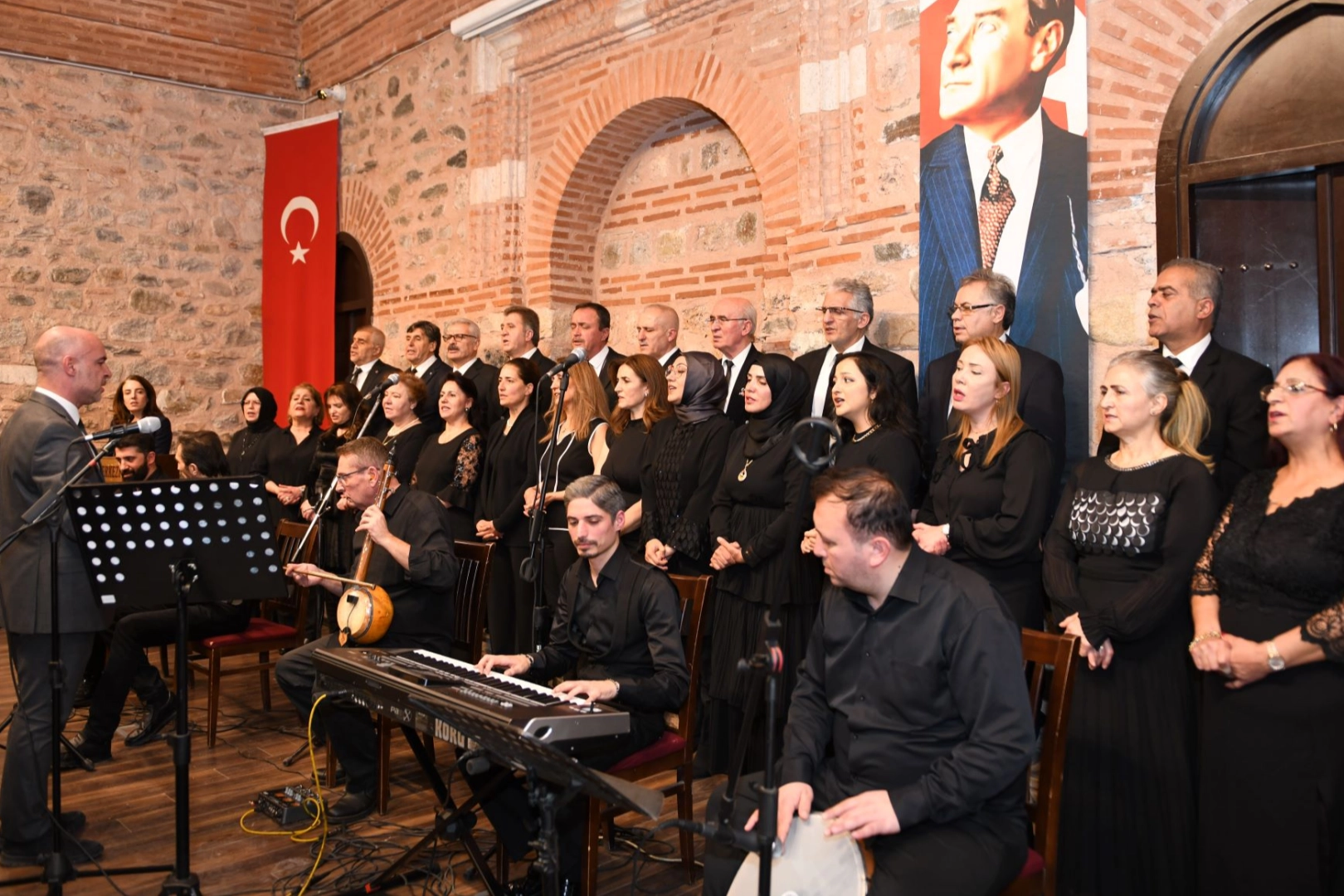 Bursa’da Osmangazi Belediyesi Türk Halk Müziği Topluğu, verdiği konserle Osmangazi’de