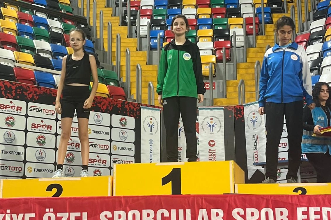 Sakarya Büyükşehir Belediyesi özel atletizm sporcularından Zeynep Çalar, İstanbul’da düzenlenenAtletizm