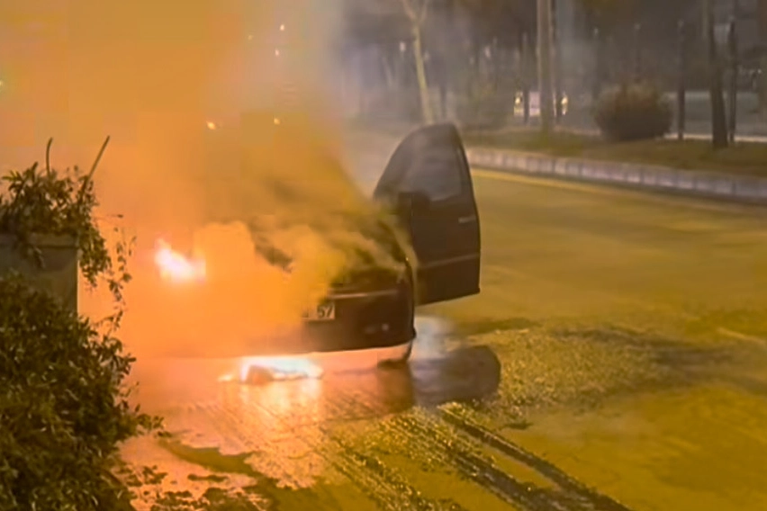 Adıyaman’da seyir halindeki otomobilin aniden alev aldı. Aracı durdurarak kendini