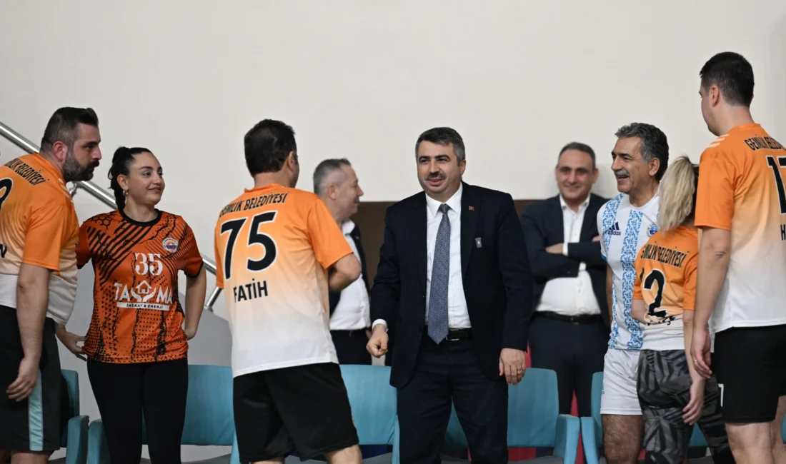 Bursa Belediyeler Birliği’nin düzenlediği Belediyeler Arası Voleybol Dostluk Turnuvası’nı izleyen