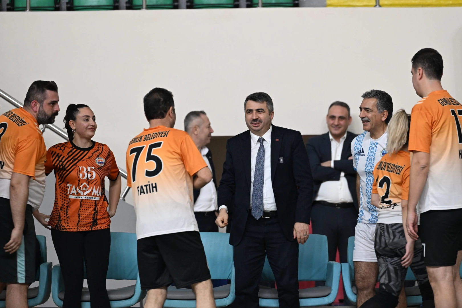 Bursa Belediyeler Birliği’nin düzenlediği Belediyeler Arası Voleybol Dostluk Turnuvası’nı izleyen