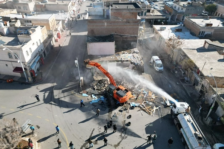 Mardin’in Midyat ilçesinde Ortaçarşı Mahallesi “Estel Kent Meydanı” projesinde geri